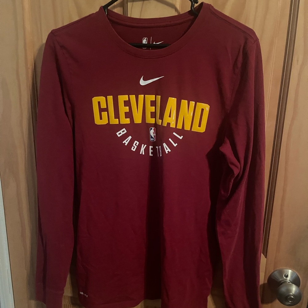 Like New, Boys Size XL Nike Cleveland Cavaliers Basketball Long Sleeve Shirt
